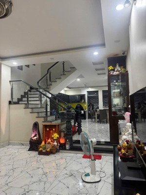 siêu phẩm mới toanh cạnh chợ đầu mối bình đien xe hơi ngủ trong nhà.