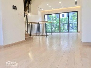 cho thuê nhà nguyễn văn huyên 100m2 4 tầng, mặt tiền 8m, ô tô đỗ thoả mái, 32tr/tg