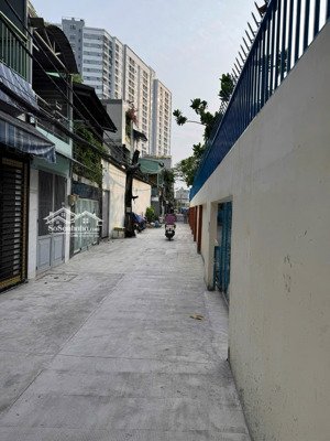 đường 5m thông. dt 4x8. nhà 2 tầng đối diện trường học cấp 1. ngay tên lửa - cách aeon mall 500m