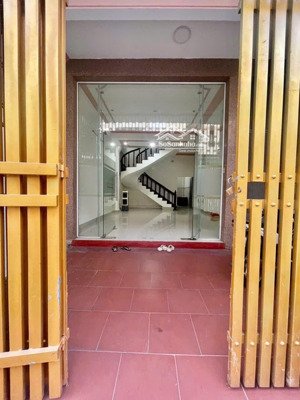 cho thuê nhà 4 tầng mặt tiền đường mạc đỉnh chi