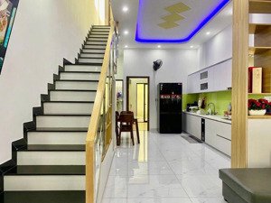 cho thuê nhà đường 5m trần văn dư 30tr/ tháng
: có sân để xe, phòng khách, bếp, 3 phòng ng