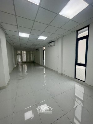 văn phòng 70m2 trống suốt sát khu phú mỹ hưng sẵn máy lạnh, thang máy, hình thật