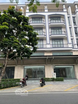 nguyên căn trục chính nguyễn thị nhung đường rộng 35m dt 7x20m, 6 tầng, thang máy, máy lạnh giá tốt