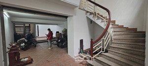 cho thuê nhà ngõ 80 trung kính -70m2 x 5 tầng ,chia mỗi tầng 2 phòng ,oto đỗ cửa 30 triệu/tháng