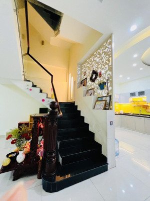 gò vấp khu phân lô cao tầng 5,6mx20,2m giá 11,5 tỷ nhà 3 tầng đúc ,đường 8m.