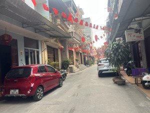 bán nhà 2tầng .2mặt phố dt:99m full-mt:6.5m .giá cực tốt .tại trung tâm chợ phù lỗ -sóc sơn