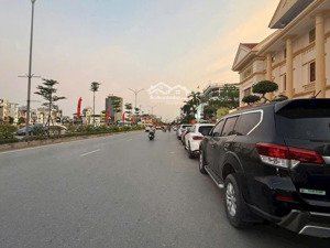 cực hiếm - chính chủ - độc quyển bán nhà mặt đường chợ con đi bộ vài bước chân ra mặt đường hồ sen