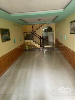 nhà chính chủ, ngang 20m, dài 4m, cho thuê trực tiếp