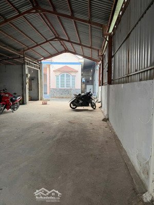 bán nhà và xưởng 300 m2 thổ cư 268 m2 giá chỉ 20 tr/1 m2.