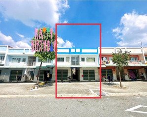 chính chủ gửi bán cặp trọ dt 300m2 gần chợ đêm kcn bàu bàng, đường nhựa rộng 8m, sổ sẵn, full thổ