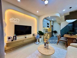 chỉ hơn 8 tỷ nhà mặt ngõ cầu diễn ô tô tải qua nhà, 2 thoáng trước sau,gần cấp 1-2-3 minh khai