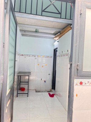 nằm trong khu trọ dành cho svhs và hộ gia đình cbcnv , dt 17m2