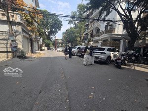 bán tập thể tầng 2 phố vạn bảo- ba đình. sổ 55m2. sử dụng 90m2. 3 ngủ 2 ban công. ô tô đỗ cửa.