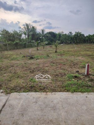 bán đất tại phường bảo vinh sát đường vành đai 2,giá 850 triệu, 100m2,