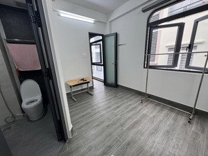 cho thuê chdv phòng 20m2 phú nhuận mới toanh có cửa sổ toilet riêng - giá 5.4 triệu