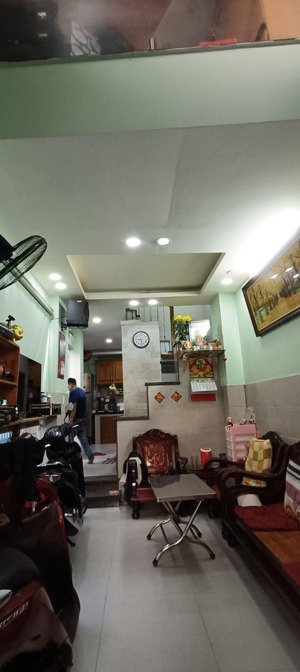 nhà 2 mặt tiền hẻm, xe tải, 4 tầng gần mặt tiền.