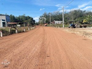 cần bán 1100m2 có sẵn 100m2 thổ cư sát đt749b gần ngã tư mình hòa dầu tiếng