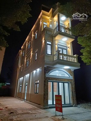 nhà 3 tầng mới, đẹp, 2mt phường dĩ an (tp. hcm); dt 171m2 sử dụng; giá 6.2 tỷ shr sẵn trao tay