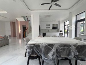 cho thuê nhà mới 100% khu an ninh có bảo vệ 4pn view công viên ở ngay