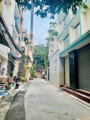 giảm mạnh 600tr, bán nhanh nhà to (5x12) hxh 5m, p.4, gần chợ pvh. di chuyển sân bay chỉ 5p đi xe