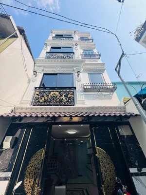 nhà đẹp 5 tầng full nội thất sát công viên gia định đi sân bay 5 phút