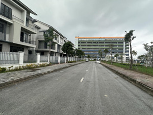 biệt thự đơn lập 322m 3,5 tầng chỉ 27 tỷ | đón sóng cao tốc hà nội sân bay gia bình