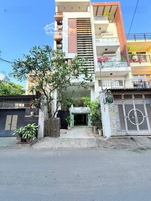 bán gấp khách sạn 6 tầng 130m2 ngay emart phan huy ích thu hơn 100tr/th chỉ 18 tỷ 900 tl