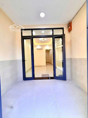 nhà đẹp ở ngay _ dt 40m_ 2 tầng_ hẻm đẹp sạch sẽ thoáng_ xe hơi sát nhà