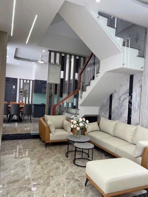 nhà 3 tầng dĩ an, có sẵn dòng tiền cho thuê; dt 60m2 sổ hồng sẵn