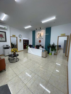 chính chủ cho thuê văn phòng 200m2 sẵn nội thất tại mễ trì - nam từ liêm giá chỉ 250k/m2/th