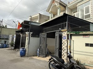 nhà đường chiêu liêu phường dĩ an,4p ngủ (1p dưới) sân xe hơi . diện tích 94m2