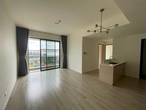 nhà mới cho thuê 3pn -ntcb - 103m2 rộng rãi free qly ,giá 15tr tiện nghi tại khu resort lumiere q9