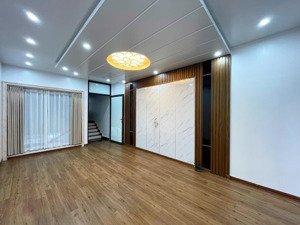 - nhà 4 tầng dân xây phân lô lê hồng phong