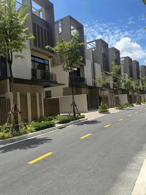 bán nhà phố the orchard -sycamore bình dương giá 10 tỷ 2 all in - khai thác cho thuê 40 triệuo