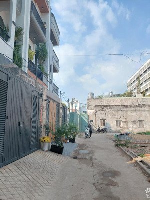 đất đẹp hẻm xe hơi linh đông-thủ đức -giá chỉ 4.650tỷ.còn thương lượng