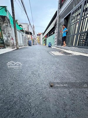 bán đất tặng nhà cấp 4. đường nguyễn du p. dĩ an. gần cụm trường học. dt: 150m2 (5x 30m). giá: 4.9