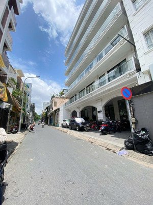 bán góc 2 mt ngay hai bà trưng & điện biên phủ- dt: 5,8m x 17m- kc: 5 tầng - hđt: 130tr/t- 38,8t