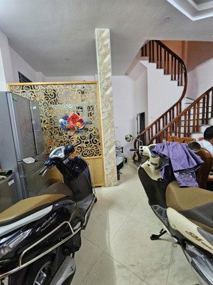 bán nhà đẹp đê la thành nhỏ, lô góc , 3 gác đỗ cửa, gần chợ , công viên, 35mx5tầng, 9tỷ9