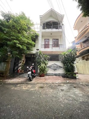 cho thuê nhà mặt tiền nội bộ đường cmt8 giáp quận 3,quận 10 (dt 8x17m) 2 lầu tiện ở liền