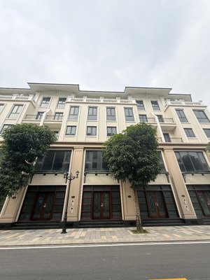 với đơn giá 140tr/m2 vịnh tây 75m, mặt tiền 5m hướng đông nam thoáng mát giá chỉ hơn 10tỷ bp