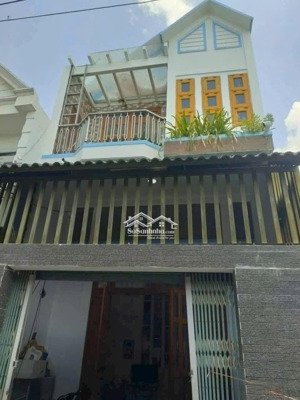 chính chủ cần bán nhà 1 trệt 1 lầu 1 lửng ở dĩ an. dt 71m. ngang 5m. đường xe hơi. gần phạm hưu lầu