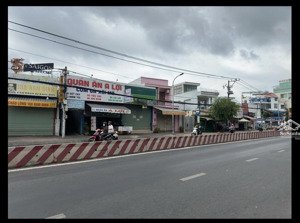 * bán nhà mặt tiền quận 7,dt:12x70, 2 tầng, đường 20m, gần phú mỹ hưng, giá: 130 tỷ