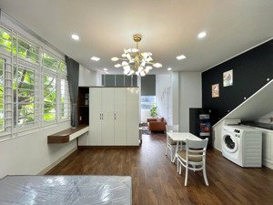 cho thuê căn hộ studio - rộng 50m2 - full nội thất - rộng rãi thoáng mát - mới 100%
