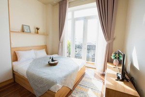 căn hộ 2 phòng ngủ - ban công, thang máy, tiện nghi - gần chợ tân định, cv lê văn tám q1