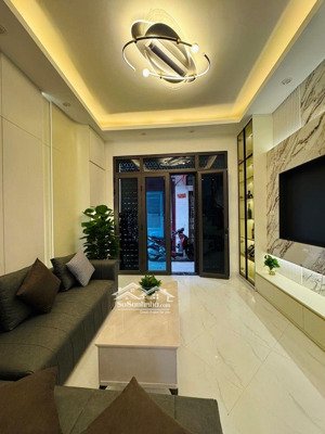 bán nhà mai động 5 tầng full nội thấy ,mặt ngõ thông gần trường học. chợ gần nhà tiện đủ đường