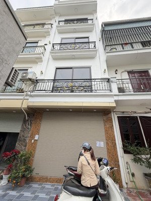 bán nhà 4 tầng diện tích 42.5m mặt tiền 4.2m ô tô đỗ cửa - giá 6.6 tỷ
