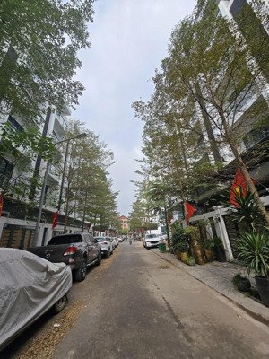 phú diễn hoàng quốc việt kéo dài
khu liền kề nhà ở thấp tầng vị trí cực đẹp làm văn phòng