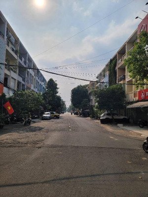 gần sân bay nhà ga t3 ,dt 4*21 ,6 tầng có thang máy ,oto đậu nhà ,thiết kế hiện đại ,nhỉnh 12 tỷ