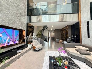 nhà phố giảng võ, dt 100m2*5t thang máy, mt 5,5m - 36 tỷ. ô tô 7 chỗ vào nhà, nội thất xịn, ở ngay.