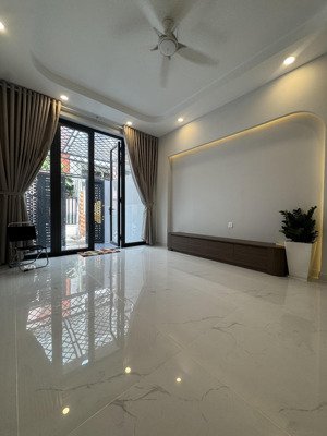 hxh trường chinh sát etown di chuyển sân bay 5 phút. diện tích 4m x 15m . 3 tầng